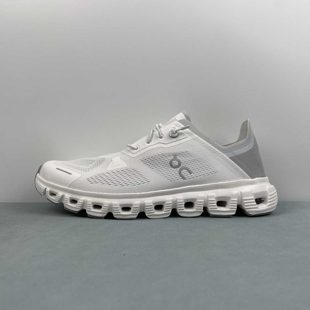 On Cloud 6 (white)