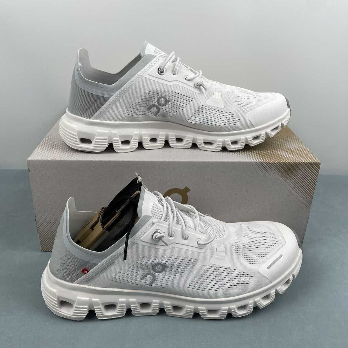 On Cloud 6 (white)