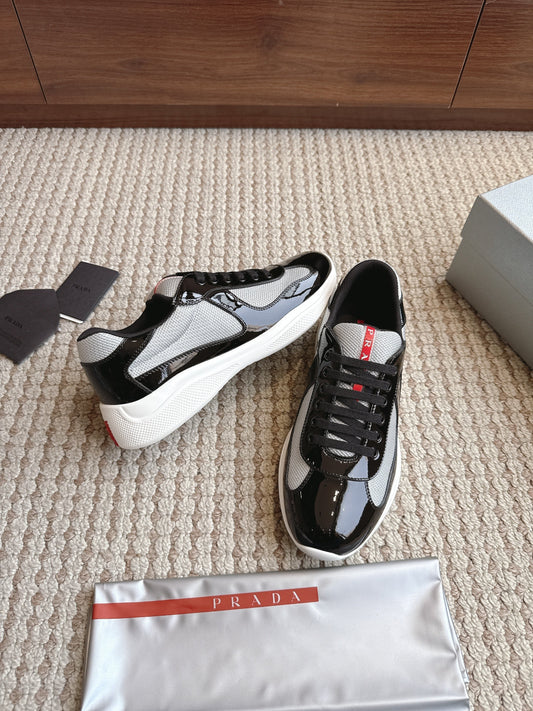 Prada cups ”Black/White”