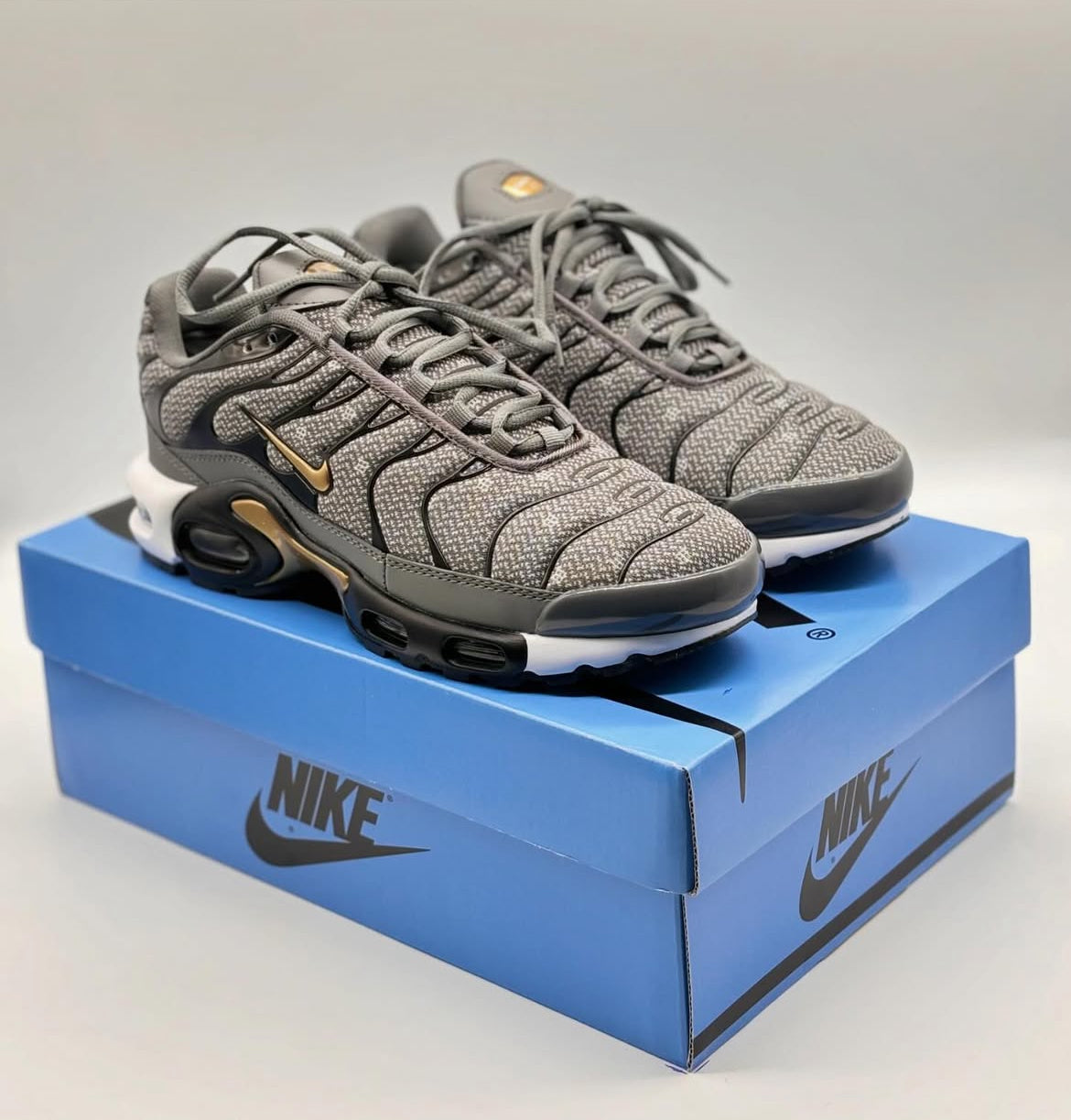 Nike Air Max Plus TN "Grey Metallic Gold"